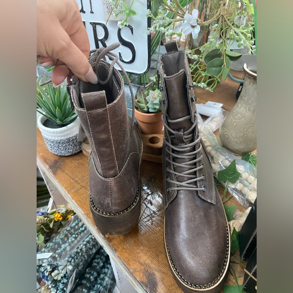 Conquest Taupe Boot